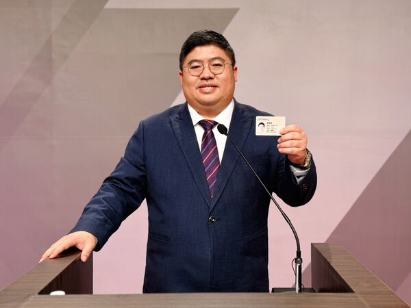 ▲▼民進黨立委蔡易餘秀黨證。（圖／立委蔡易餘國會辦公室提供）