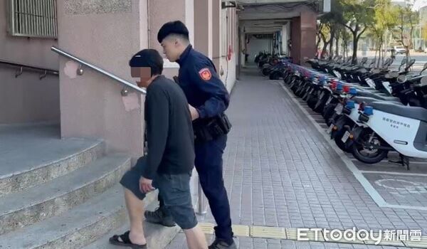 ▲▼高雄市場「恐怖械鬥」！2男持開山刀、棍棒互砍　警衝現場逮人。（圖／記者賴文萱翻攝）