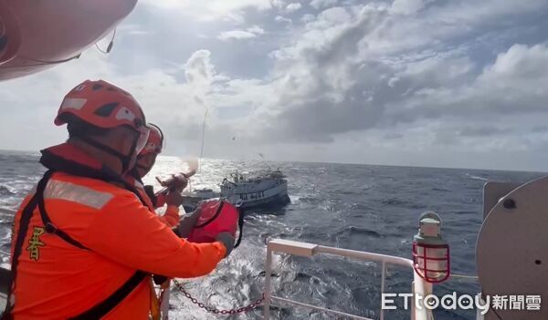 ▲海巡雲林艦驚濤駭浪救援小琉球漁船。（圖／海巡署提供）
