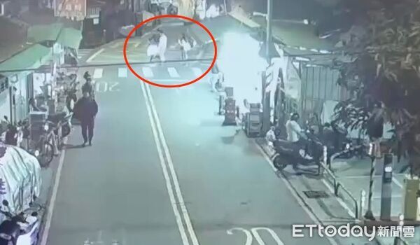 ▲▼曹姓機車騎士刹停在斑馬線前，秦男不滿被嚇到又被嗆，雙方在馬路上互毆，警方到場曹男伸手指著秦男（紅箭頭）「他打我」             。（圖／記者陳以昇翻攝）