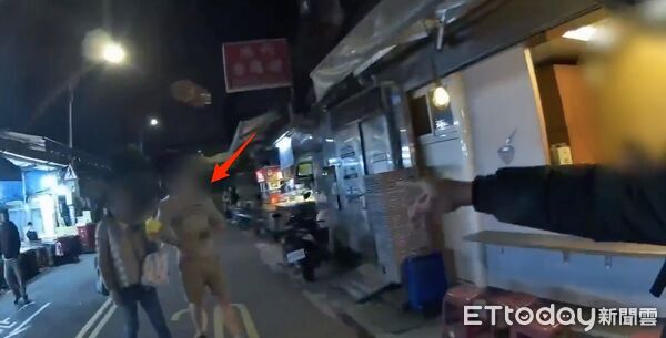 ▲▼曹姓機車騎士刹停在斑馬線前，秦男不滿被嚇到又被嗆，雙方在馬路上互毆，警方到場曹男伸手指著秦男（紅箭頭）「他打我」             。（圖／記者陳以昇翻攝）