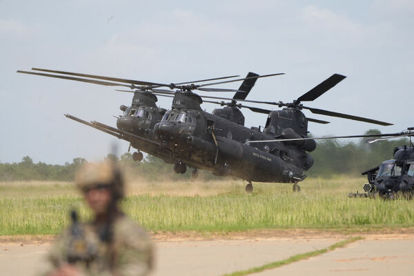 ▲▼2025年6月，美國總統川普視察北卡州布拉格堡（Fort Bragg），美國陸軍第160特種作戰航空團的直升機。（圖／達志影像／美聯社）