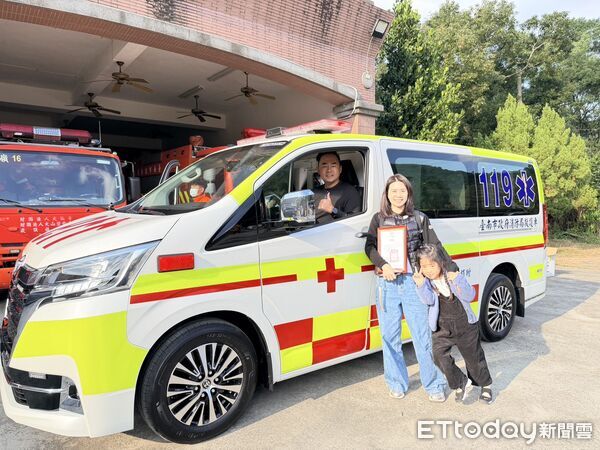 ▲裕成拉鏈股份有限公司捐贈價值450萬元高規格救護車及100萬元自動心肺復甦機，強化關嶺分隊偏鄉急救量能。（記者林東良翻攝，下同）