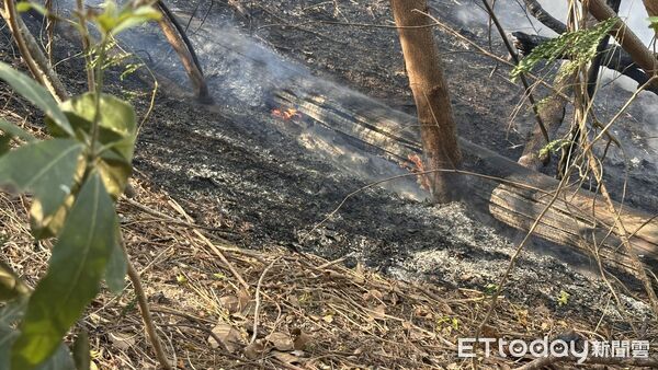 ▲▼ 金門茅山塔雜草火警多點延燒近3600平方公尺。(圖／民眾提供)
