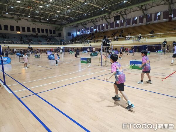 ▲2026 YONEX群岳盃全國羽球錦標賽元旦場在國立中興大學體育館開幕，選手齊聚迎接新年首戰。（圖／記者游瓊華攝）