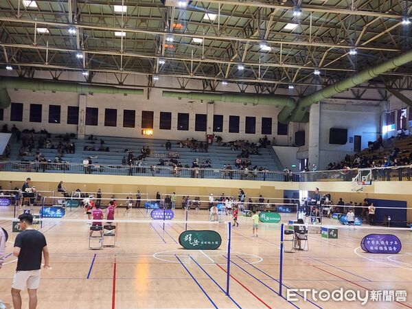 ▲2026 YONEX群岳盃全國羽球錦標賽元旦場在國立中興大學體育館開幕，選手齊聚迎接新年首戰。（圖／記者游瓊華攝）