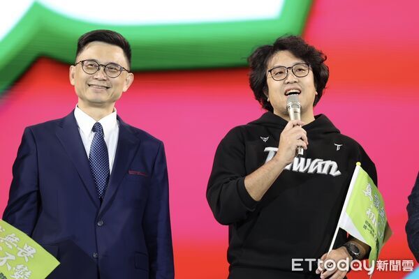 ▲沈伯洋出現在賴瑞隆的初選造勢晚會             。（圖／賴瑞隆競選辦公室提供）