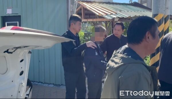 ▲▼警方循線追緝到彭男白色自小客車並在車內起出非法自製獵槍，同時在彭男身上搜出安非他命吸食器、注射針筒等。（圖／玉里警分局提供，下同）