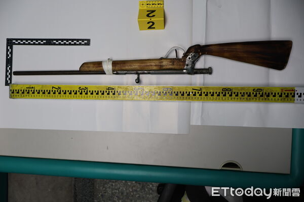 ▲▼▲▼警方循線追緝到彭男白色自小客車並在車內起出非法自製獵槍，同時在彭男身上搜出安非他命吸食器、注射針筒等。（圖／玉里警分局提供，下同）