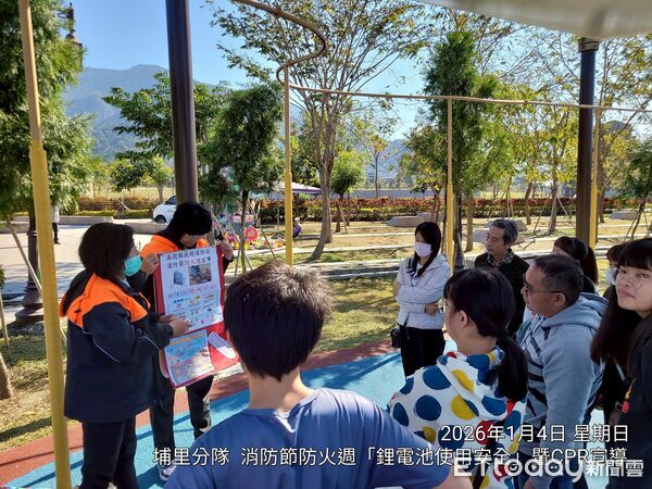 ▲消防員於「福興溫泉主題親子共融公園」結合消防節防火周，傳授「鋰電池使用安全守則」、CPR實作親子同樂。（圖／記者高堂堯翻攝）
