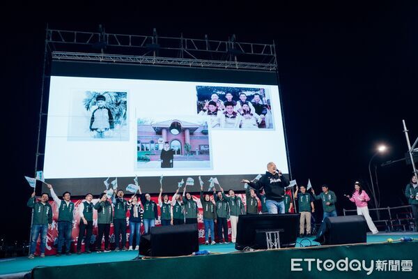 ▲前行政院長蘇貞昌現身安南區造勢，大力力挺林俊憲，現場湧入破2萬名支持者。（記者林東良翻攝，下同）