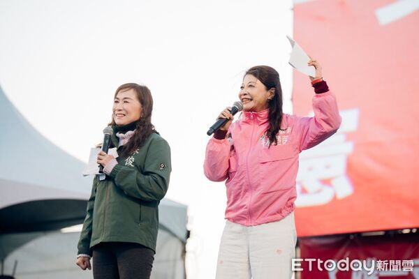 ▲前行政院長蘇貞昌現身安南區造勢，大力力挺林俊憲，現場湧入破2萬名支持者。（記者林東良翻攝，下同）