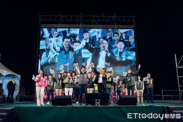 ▲前行政院長蘇貞昌現身安南區造勢，大力力挺林俊憲，現場湧入破2萬名支持者。（記者林東良翻攝，下同）