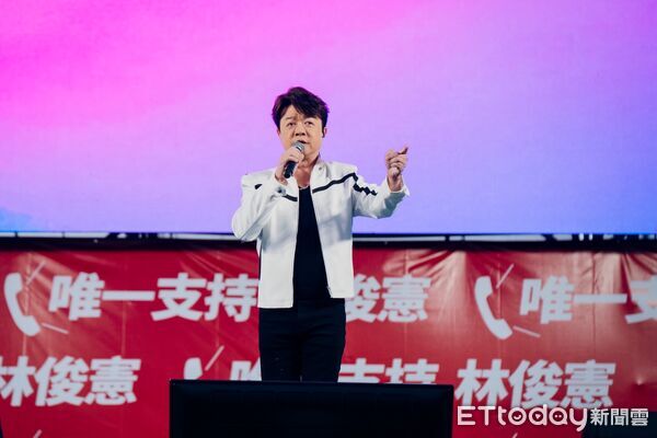 ▲前行政院長蘇貞昌現身安南區造勢，大力力挺林俊憲，現場湧入破2萬名支持者。（記者林東良翻攝，下同）