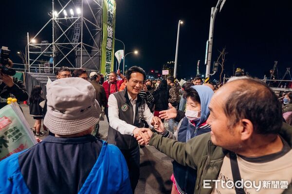 ▲前行政院長蘇貞昌現身安南區造勢，大力力挺林俊憲，現場湧入破2萬名支持者。（記者林東良翻攝，下同）