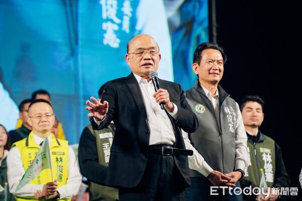 ▲前行政院長蘇貞昌現身安南區造勢，大力力挺林俊憲，現場湧入破2萬名支持者。（記者林東良翻攝，下同）