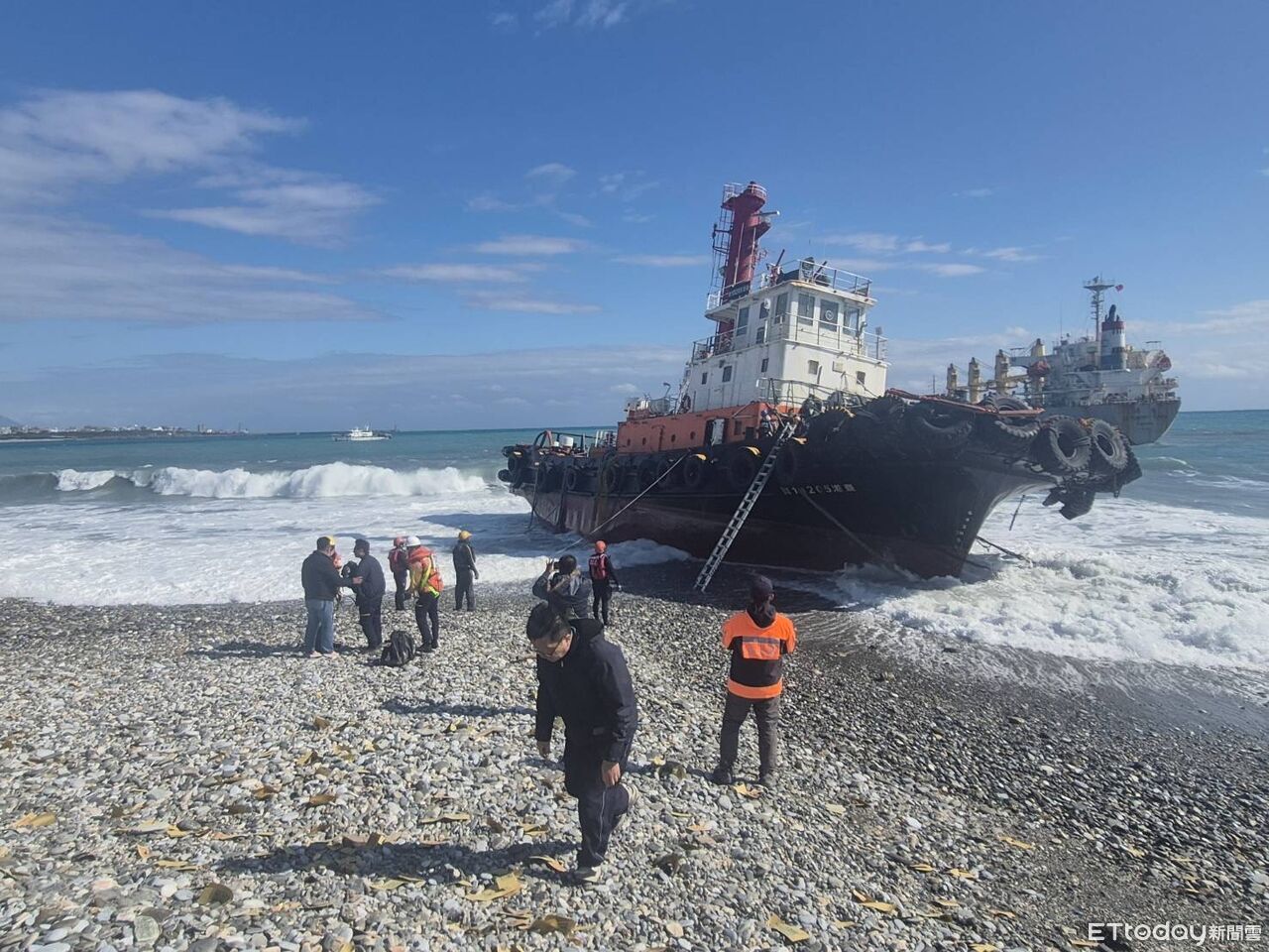巴拿馬籍貨輪順利進花蓮港!2拖船協助脫淺 海巡全程戒護