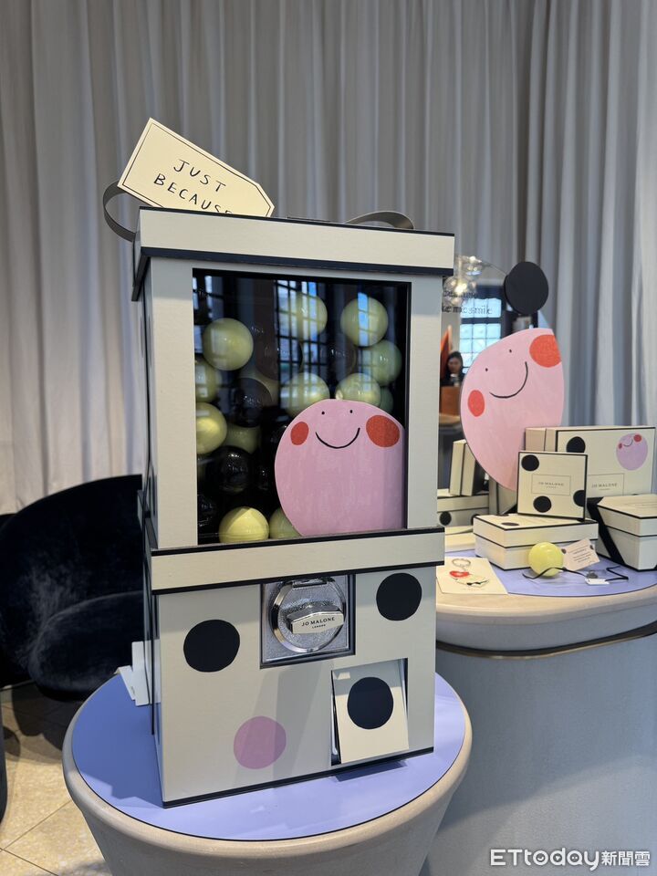 ▲▼贈禮。（圖／記者曾怡嘉攝）