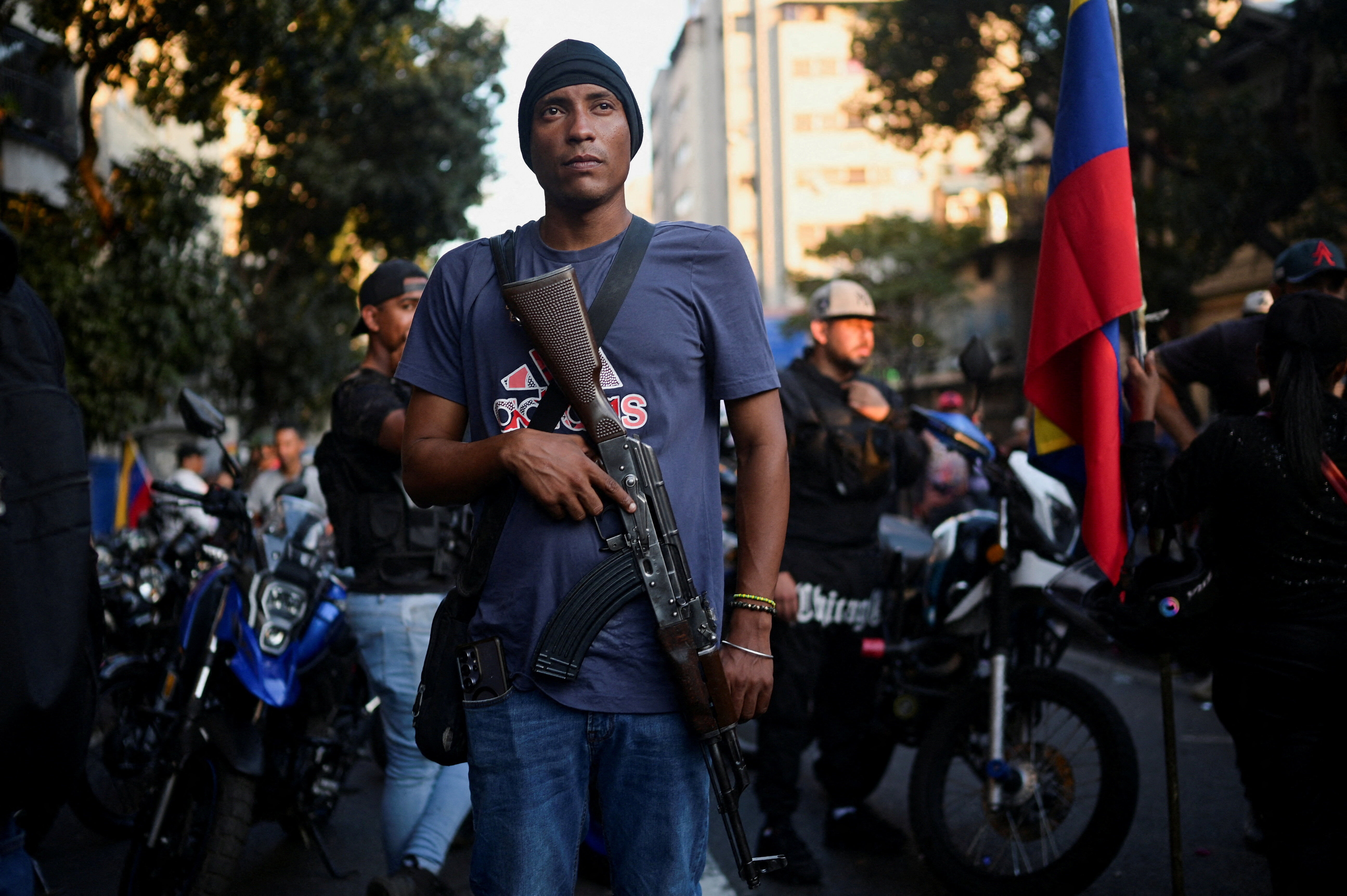▲▼ 馬杜洛支持者上街抗議，民兵成員持槍巡邏。（圖／路透）