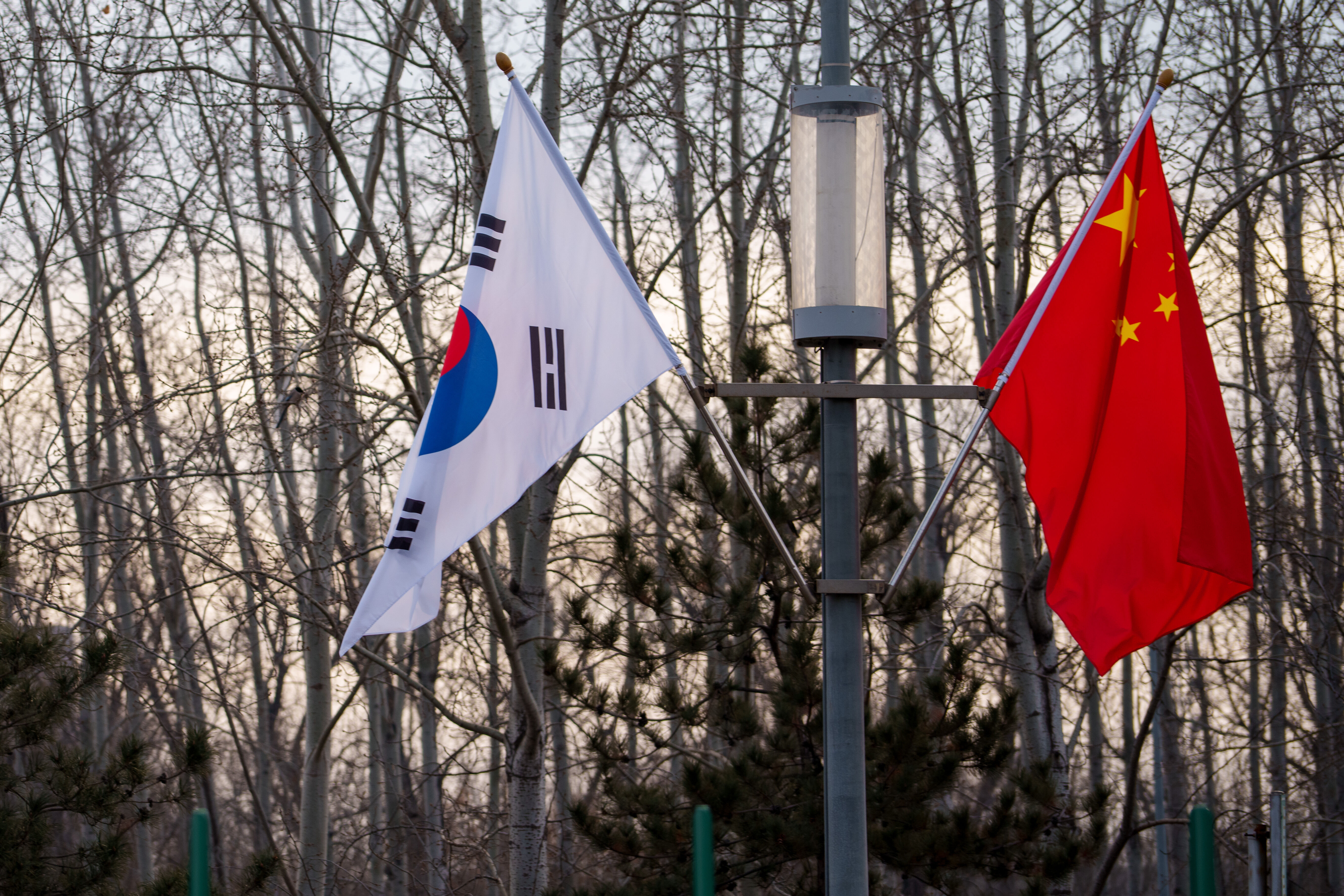 ▲▼南韓、中國國旗在北京首都國際機場附近街頭飄揚，迎接李在明的國是訪問。（圖／達志影像／newscom）