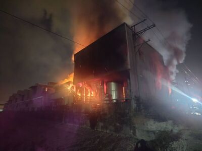 火光衝天！彰化輪胎工廠倉庫暗夜大火　機具全毀損失待估