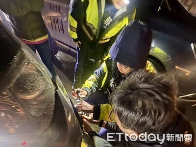 彰化夫妻跨年夜返家國道撞異物　龍潭3警秒變「修車師傅」解圍