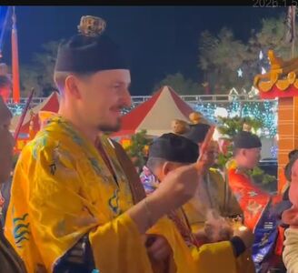 溪湖建醮法會驚見「老外法師」！持火筆中英文祈福　信眾稱奇