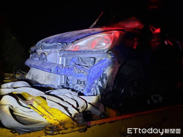 ▲苗栗縣通霄鎮發生驚悚死亡事故，轎車高速失控騰空飛撞磚牆和電桿，駕駛甩出車外慘死。（圖／記者楊永盛翻攝）