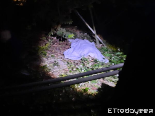 ▲苗栗縣通霄鎮發生驚悚死亡事故，轎車高速失控騰空飛撞磚牆和電桿，駕駛甩出車外慘死。（圖／記者楊永盛翻攝）