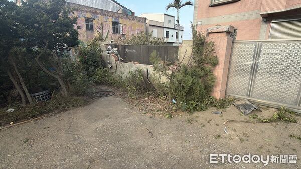 ▲苗栗縣通霄鎮發生驚悚死亡事故，轎車高速失控騰空飛撞磚牆和電桿，駕駛甩出車外慘死。（圖／記者楊永盛翻攝）