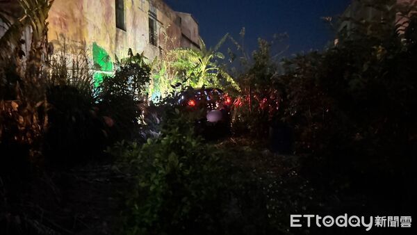 ▲苗栗縣通霄鎮發生驚悚死亡事故，轎車高速失控騰空飛撞磚牆和電桿，駕駛甩出車外慘死。（圖／記者楊永盛翻攝）