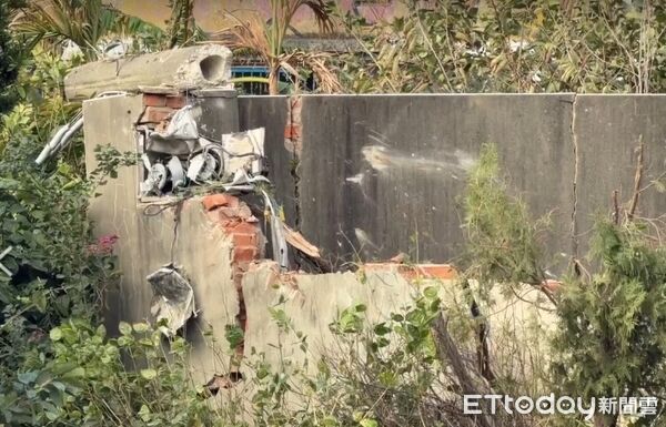 快訊／苗栗30歲獨子半夜開車外出　撞磚牆、電桿噴飛草叢爆頭亡