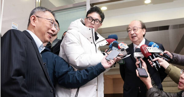 民眾黨創黨主席柯文哲（左）2日以討論《人工生殖法》名義到立法院拜會民進黨團總召柯建銘（右），他們單獨會談了約15分鐘。（圖／報系資料照）