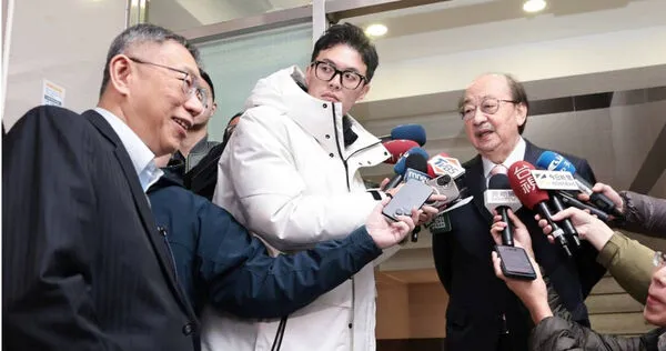 民眾黨創黨主席柯文哲（左）2日以討論《人工生殖法》名義到立法院拜會民進黨團總召柯建銘（右），他們單獨會談了約15分鐘。（圖／報系資料照）