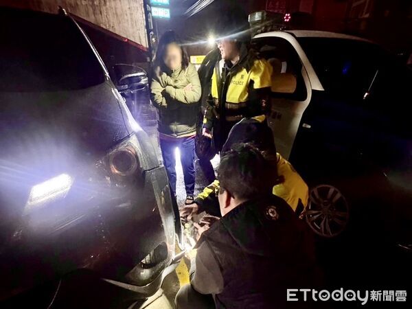 ▲彰化夫妻國道自撞不明物體車輛毀損，幸遇員警即時協助。（圖／龍潭警分局提供）