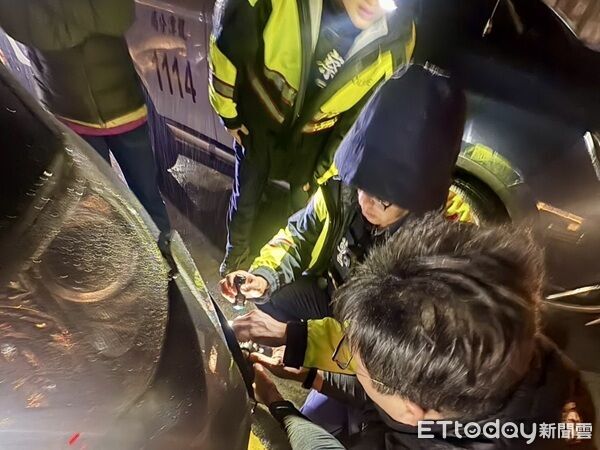 ▲員警先拆除卡在車輛輪拱內的霧燈，再將變形卡住輪胎的板金扳回原位。（圖／龍潭警分局提供）
