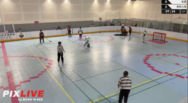 ▲青焰九尾球員（白衣32號者）疑似情緒失控，將哈雷隊球員（黑衣2號者）推倒在地。（圖／翻攝自YouTube＠Yi-Der Wu）