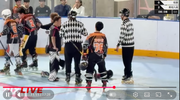 ▲青焰九尾球員（白衣32號者）疑似情緒失控，將哈雷隊球員（黑衣2號者）推倒在地。（圖／翻攝自YouTube＠Yi-Der Wu）