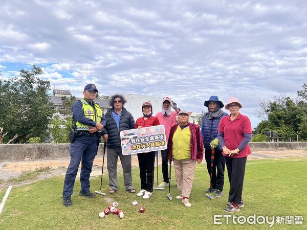 ▲都蘭派出所與居民面對面談交通安全。（圖／記者楊晨東翻攝）