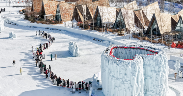 ▲▼長白山冰心島現3頂百萬「冰封皇冠」。（圖／翻攝自小紅書）