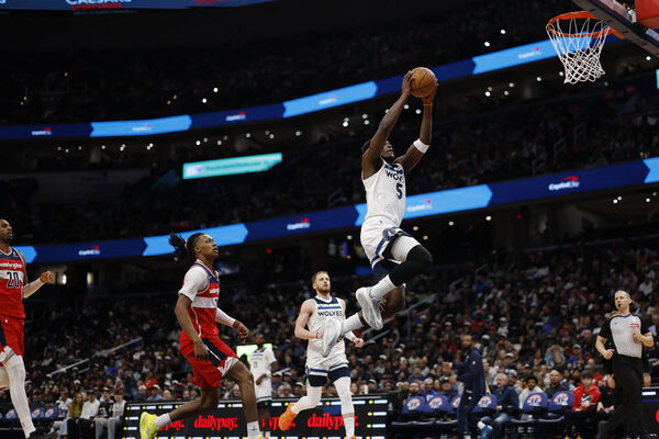 ▲艾德華茲（Anthony Edwards）僅出賽30分鐘便21投14中砍下35分、6籃板、3助攻與4抄截，高效率表現讓他前三節打完就提前打卡下班。（圖／路透）