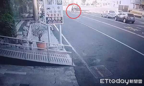 左轉撞飛80歲嬤釀命危！肇事男辯「她沒走斑馬線」遭監視器打臉