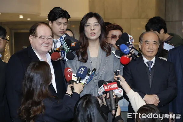 ▲▼國民黨鄭麗文主席率副主席兼秘書長李乾龍、副主席季麟連、張榮恭、蕭旭岑、文傳會主委吳宗憲，前往宏國大樓拜會前立法院長王金平，並致贈最高顧問聘書。（圖／記者湯興漢攝）