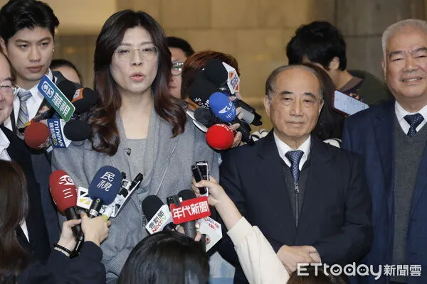 ▲▼國民黨鄭麗文主席率副主席兼秘書長李乾龍、副主席季麟連、張榮恭、蕭旭岑、文傳會主委吳宗憲，前往宏國大樓拜會前立法院長王金平，並致贈最高顧問聘書。（圖／記者湯興漢攝）