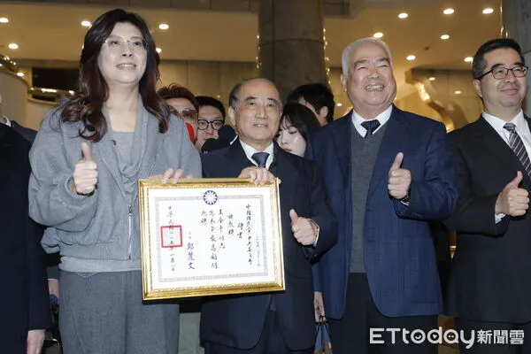 ▲▼國民黨鄭麗文主席率副主席兼秘書長李乾龍、副主席季麟連、張榮恭、蕭旭岑、文傳會主委吳宗憲，前往宏國大樓拜會前立法院長王金平，並致贈最高顧問聘書。（圖／記者湯興漢攝）