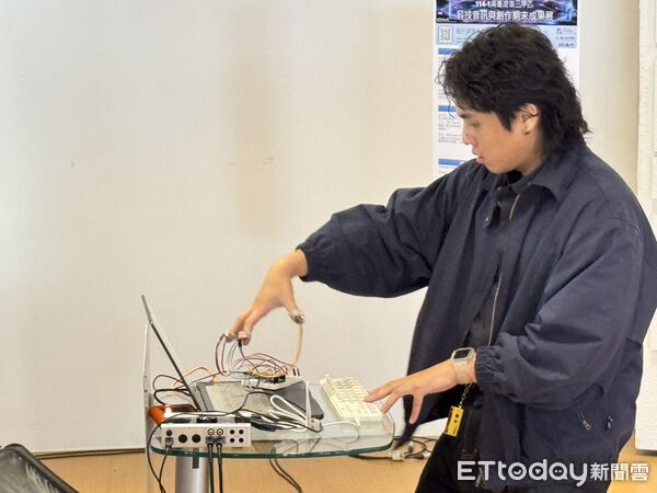 ▲團隊研發的「手部感測跨域互動特效」，可即時捕捉指尖動作並轉化為舞台聲光效果。（記者林東良翻攝，下同）