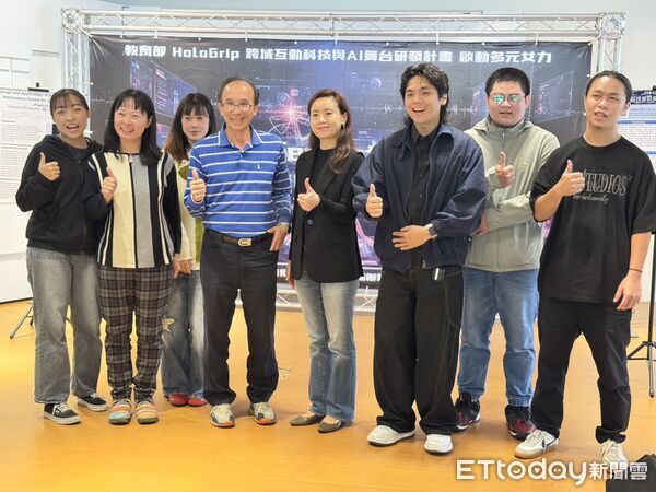 ▲團隊研發的「手部感測跨域互動特效」，可即時捕捉指尖動作並轉化為舞台聲光效果。（記者林東良翻攝，下同）