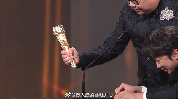 ▲林盛斌敲爛獎盃。（圖／翻攝自微博）