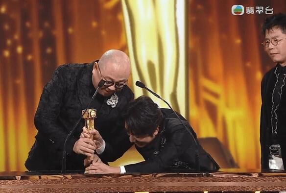 ▲林盛斌敲爛獎盃。（圖／翻攝自微博）