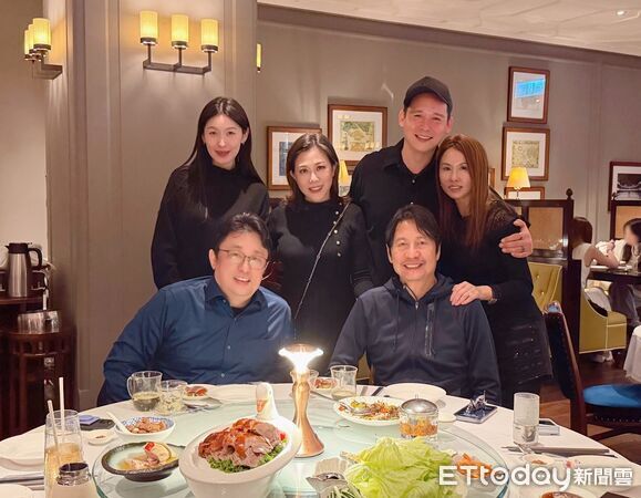 ▲管罄(後排左起)、小彤、倪安東、友人。前排左為小彤的老公。（圖／馬可孛羅公關）